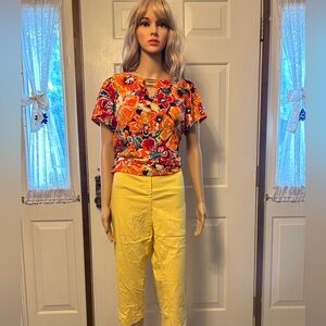 By Design XL top  paired with yellow capri pants by Zach & Rachel sz 16